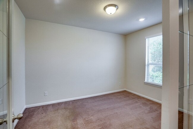 Building Photo - 2048 Hat Bender Lp