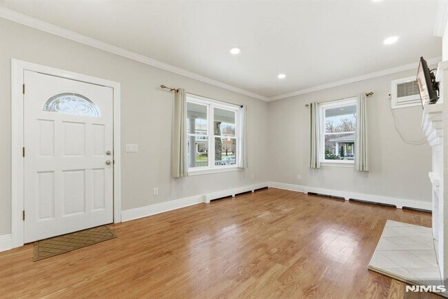 Building Photo - 113 Oak St