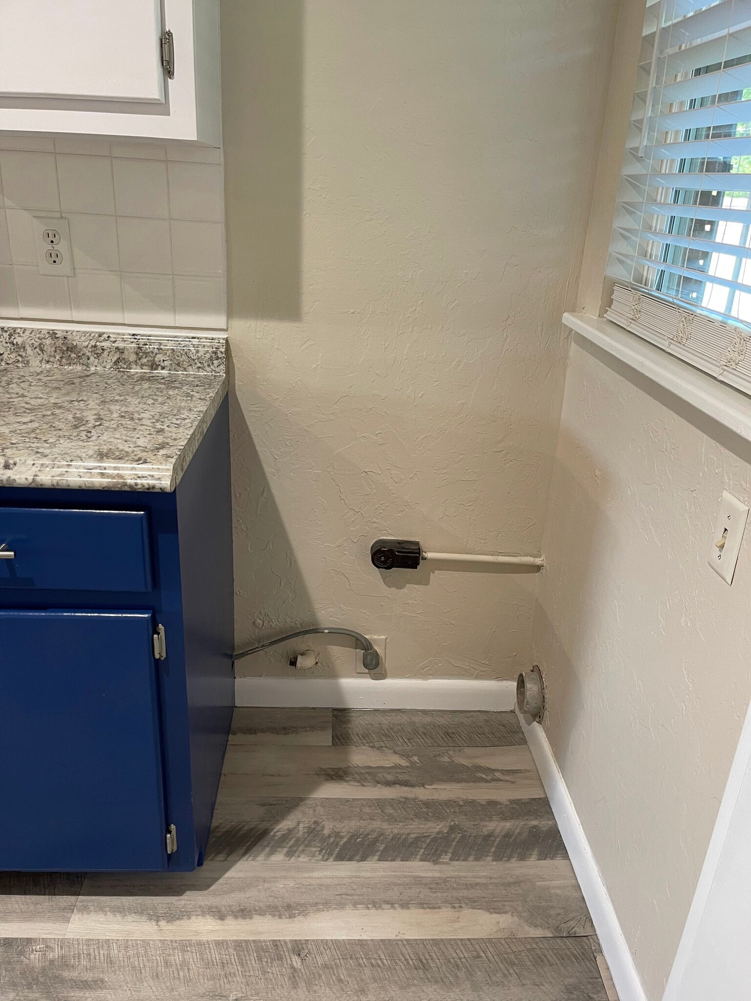Dryer hookup - 819 E Lindsey St