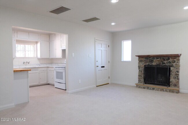 Building Photo - 3941 E Louis Ln