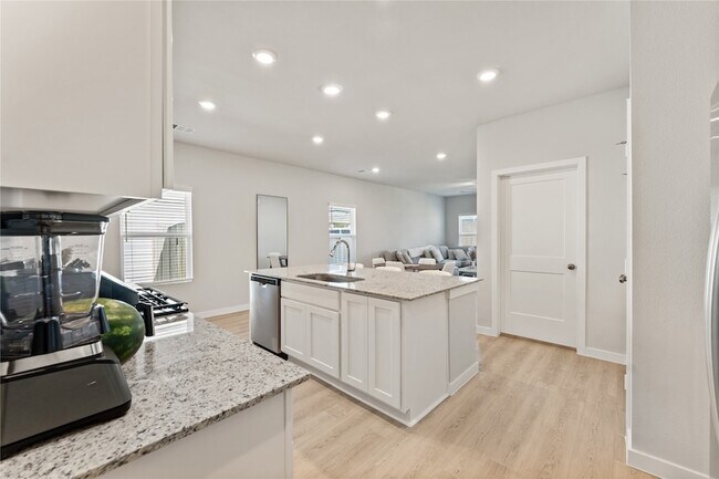 Building Photo - 16215 Globetrotter Ct