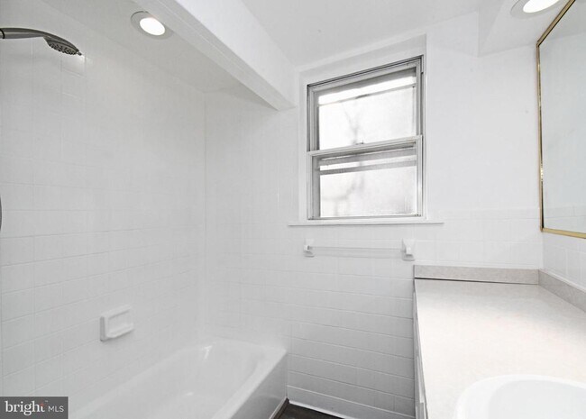 Building Photo - 5816 Knox St