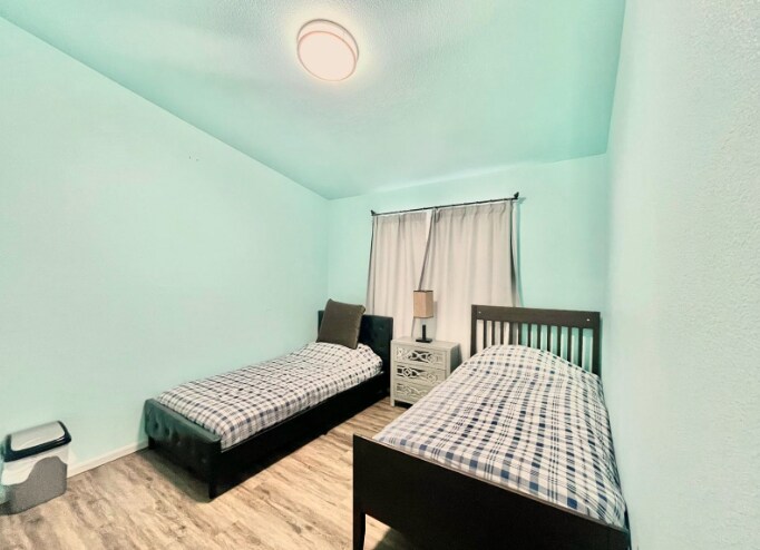 Building Photo - 1510 W Maple Ave