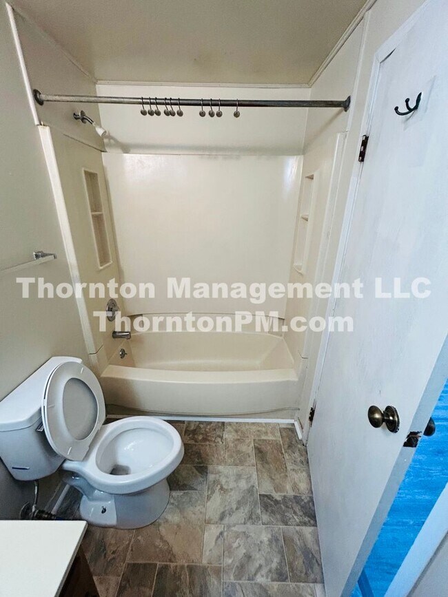 Building Photo - Charming 2 Bedroom Townhouse