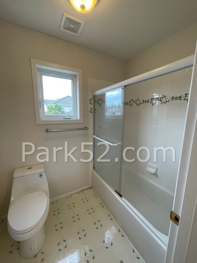 Building Photo - Browns Point Tacoma 3 Bedroom Single Famil...
