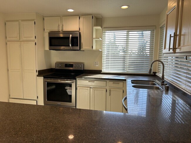 Building Photo - Highly Sought Somerset Highlands Beautiful Home