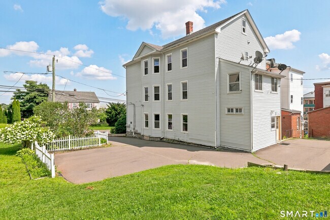 Building Photo - 126 Booth St