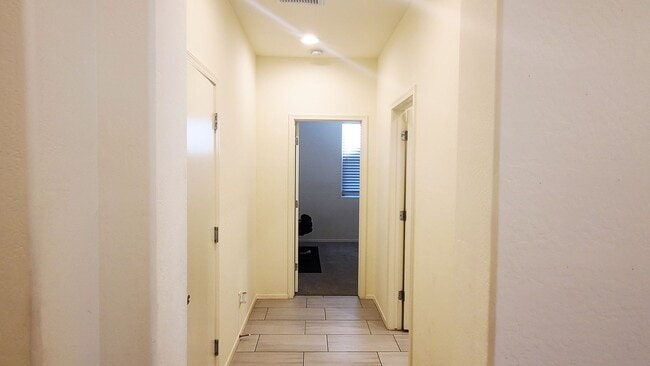 Building Photo - Like new 4-bedroom with Teen suite & Commu...
