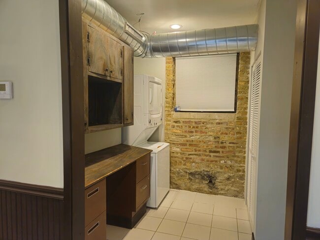 Building Photo - 1819 W Evergreen Ave