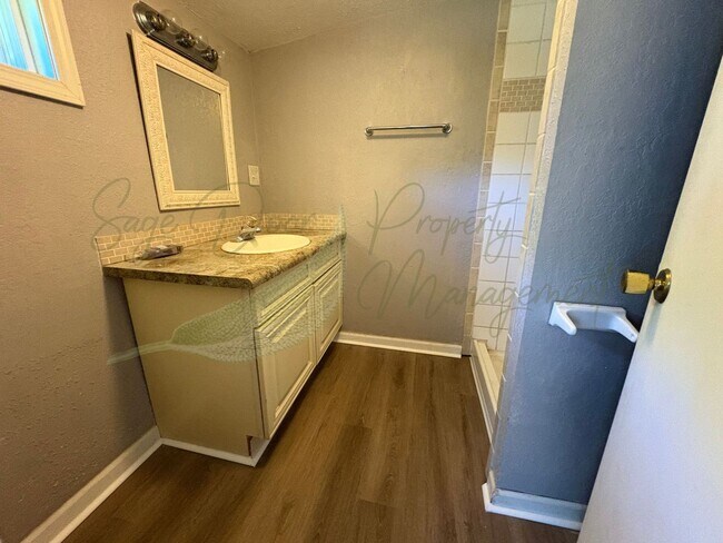 Building Photo - BRAND NEW FLOORING THROUGHOUT!!!