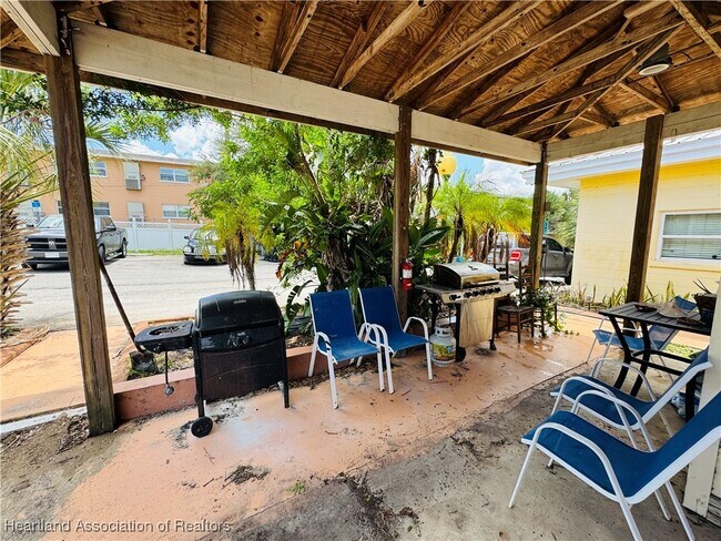 Building Photo - 2121 Lakeview Dr