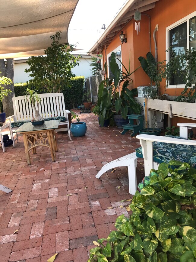 Building Photo - 632 Maria Ave