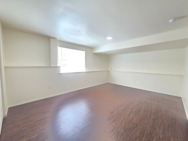 Building Photo - 407 E 8th Ave