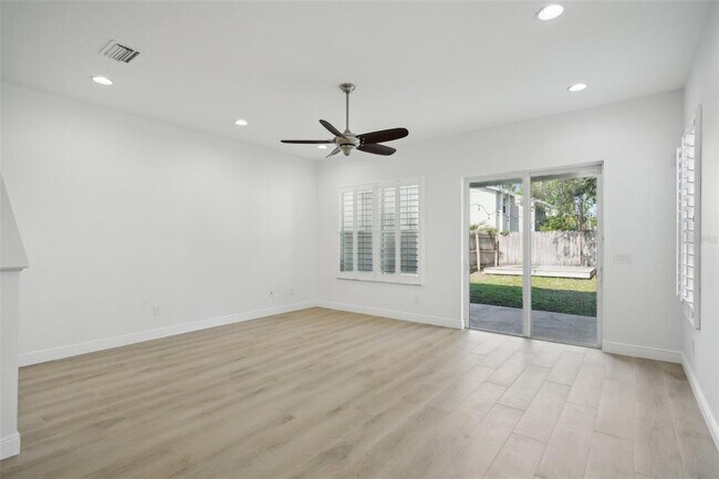 Building Photo - 307 S Arrawana Ave