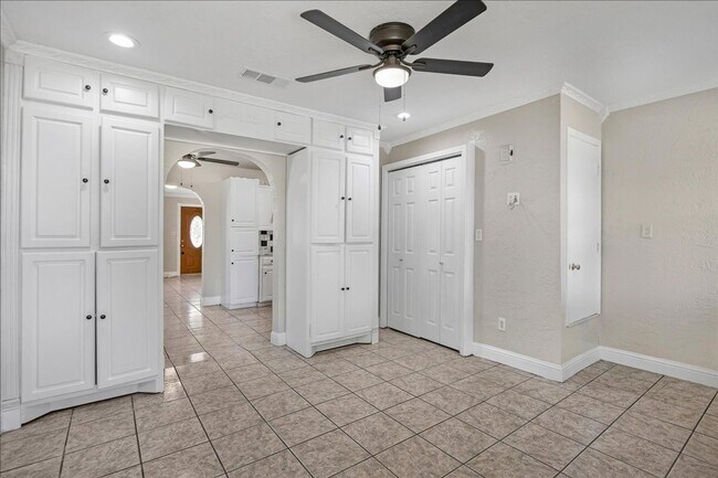 Building Photo - Beautiful large home for Rent