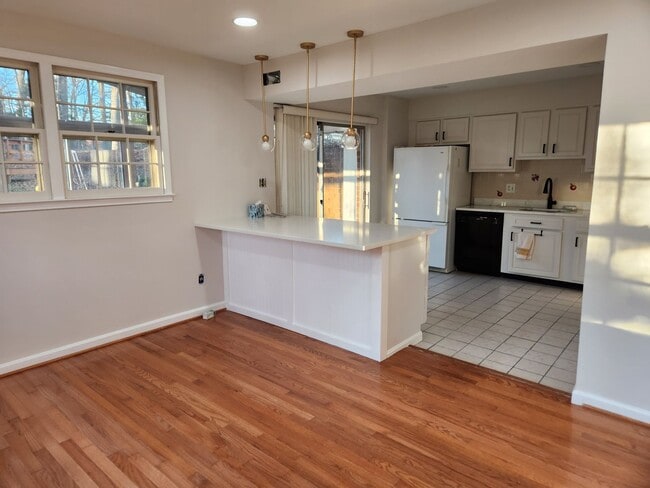 Building Photo - Room for rent in a 4 BD 2.5 BA Kings Park West Home