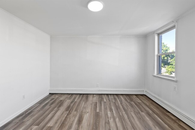 Building Photo - 676 Chestnut St
