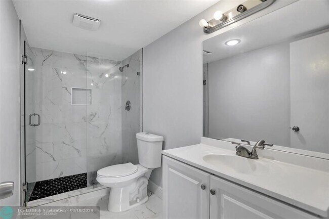 Building Photo - 4156 Inverrary Dr