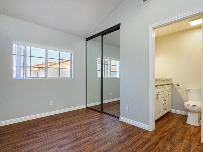 Building Photo - TOTALLY REMODELED, BLOCKS TO THE BEACH!