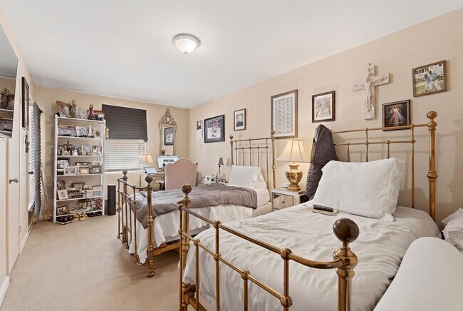 Building Photo - 10125 Valley Forge Dr