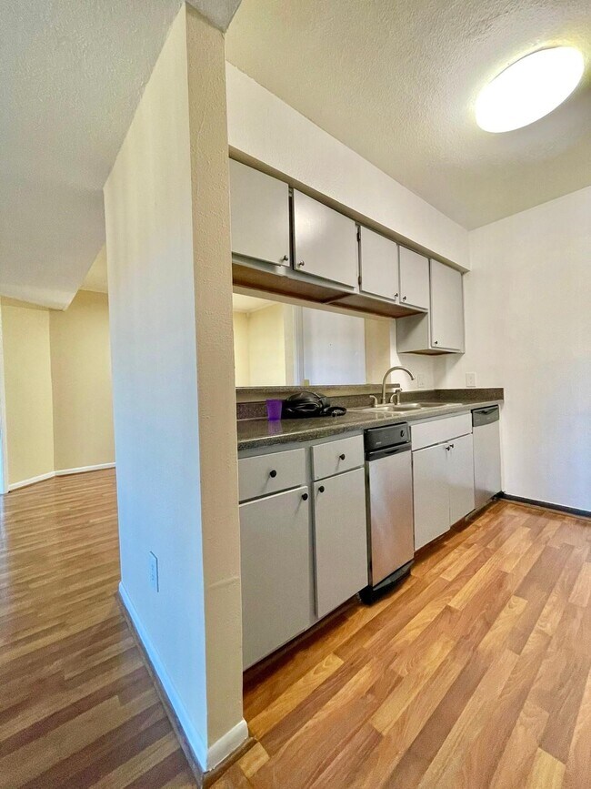 Building Photo - 3055 Walnut Bend Ln