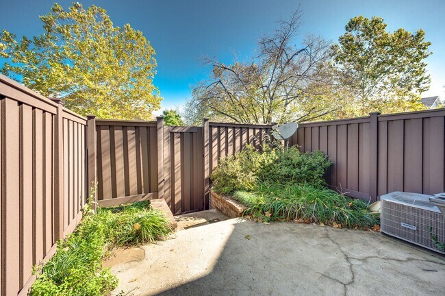 Building Photo - Awesome 2BE/2.5BA in the Pristine Park at ...