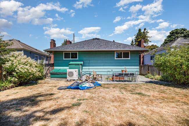 Building Photo - 723 N 81st St