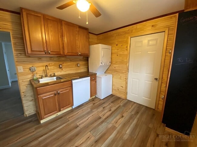 Building Photo - 11 E 5th St