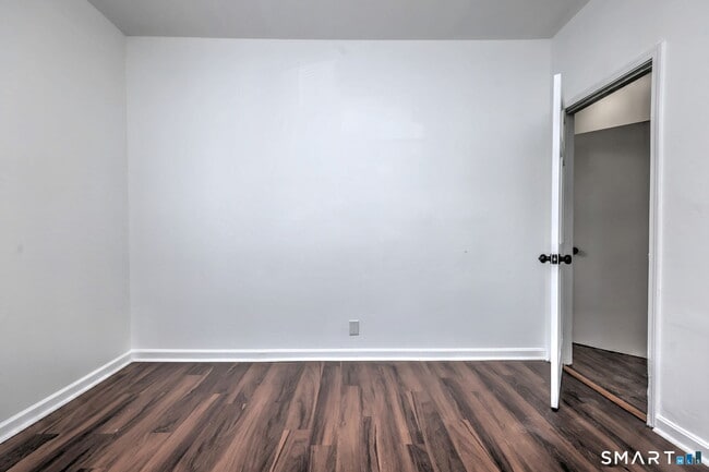 Building Photo - 483 Ferry St