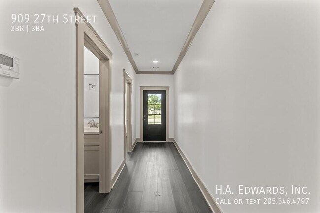 Building Photo - 909 27th St