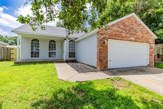 Building Photo - ***1502 Cresent***