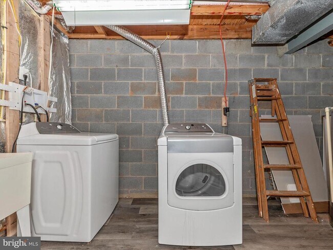 Building Photo - 12461 Quail Woods Dr