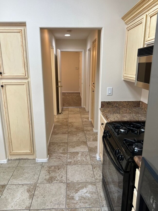 Building Photo - Move in Quick! 2 Bedroom Townhome in Sun C...