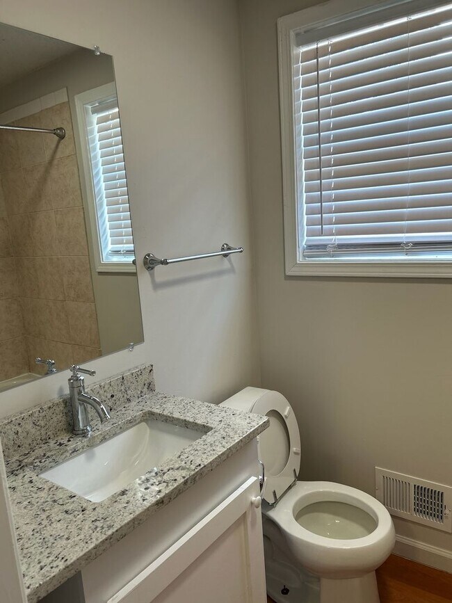 Building Photo - 3625 Hickory St