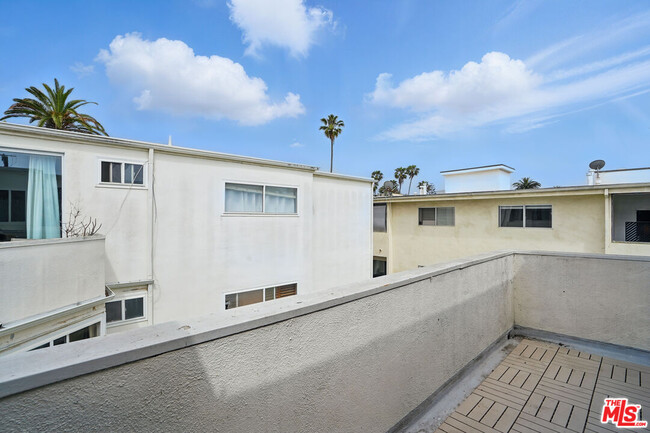 Building Photo - 930 3rd St