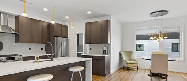 Building Photo - MODERN 3 BEDROOM 3 BATH NEAR CAMPUS