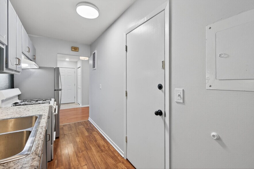 Building Photo - 5294 Raymond Ave