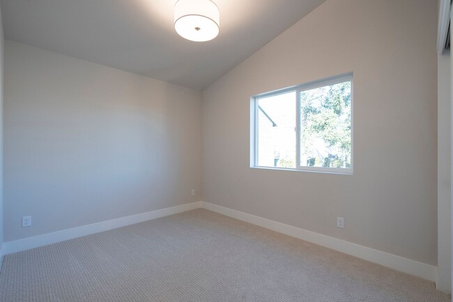 Building Photo - Beautiful 3 bed, 1.5 Bath SE Portland Rental Home!