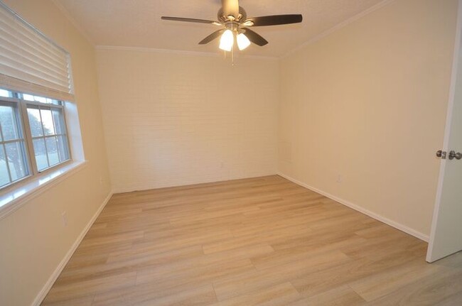 Building Photo - Tara Condos 2 Bed 1 Bath Apt NW 63rd & May...