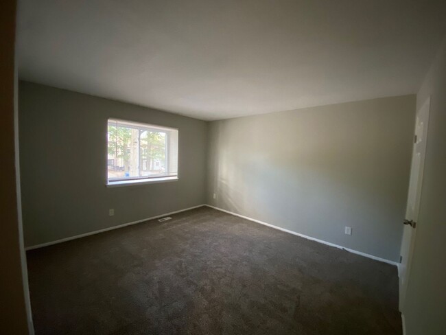 Building Photo - Spacious 3 Bedroom 2.5 Bath Townhome! "ASK...