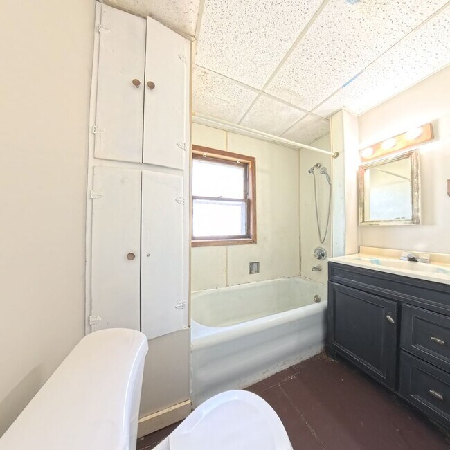 Building Photo - 2 Bedroom on the East Side with Garage