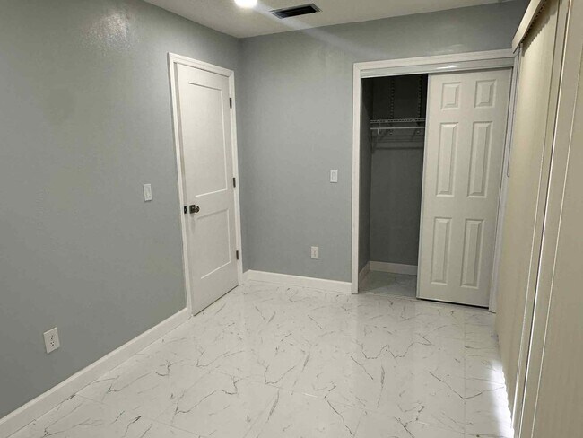 Building Photo - 1900 Manor Cir SE