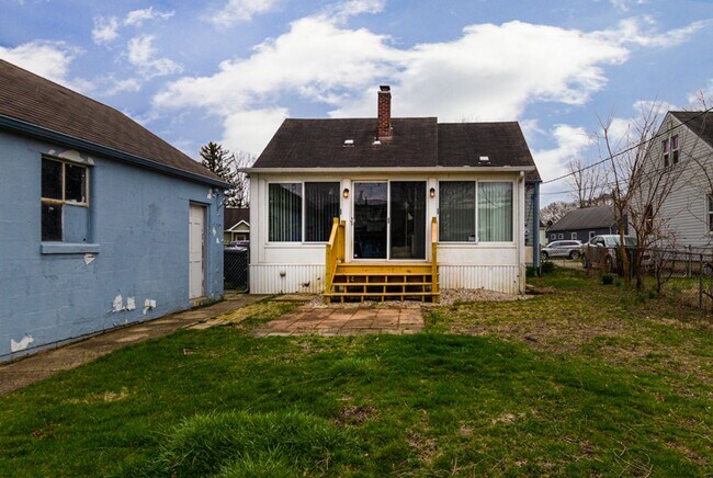 Building Photo - Bright and charming 3 bedroom, 1 full bath...