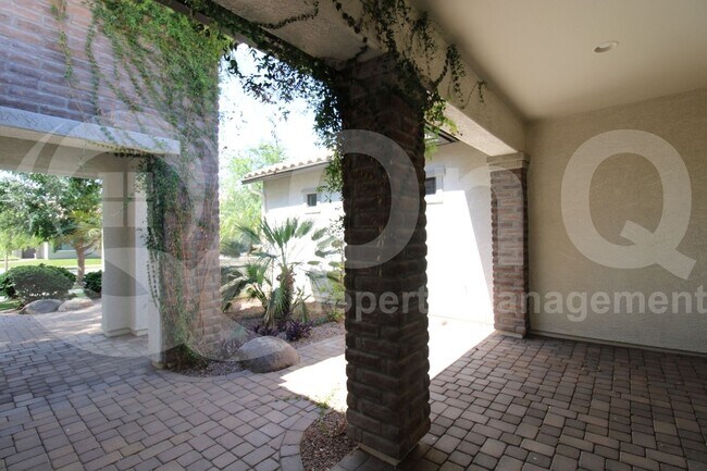 Building Photo - 2832 E Los Altos Rd
