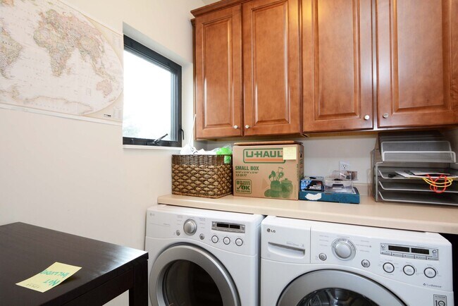 Building Photo - 2-Bed, 3-Bath Townhouse in a Great Location!