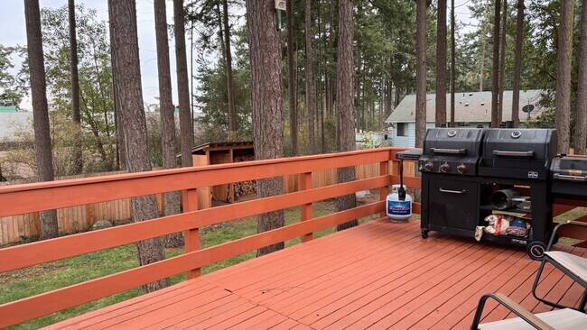 Building Photo - Fantastic Home Close to Schools, Shopping ...