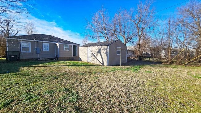 Building Photo - 135 W Lilac Ln