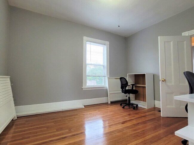 Building Photo - 25 Martin St