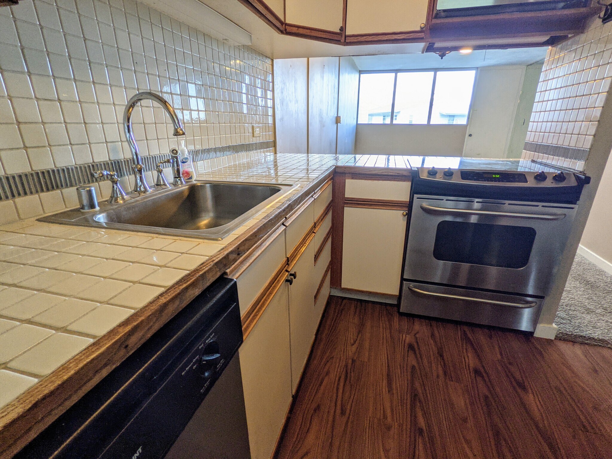 Kitchen - 46-270 Kahuhipa St