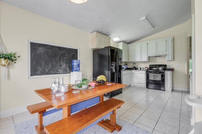 Building Photo - 1583 Applewood Way